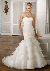 Платье Mori Lee (США),  5000 грн. очень выгодно подчеркивает фигуру